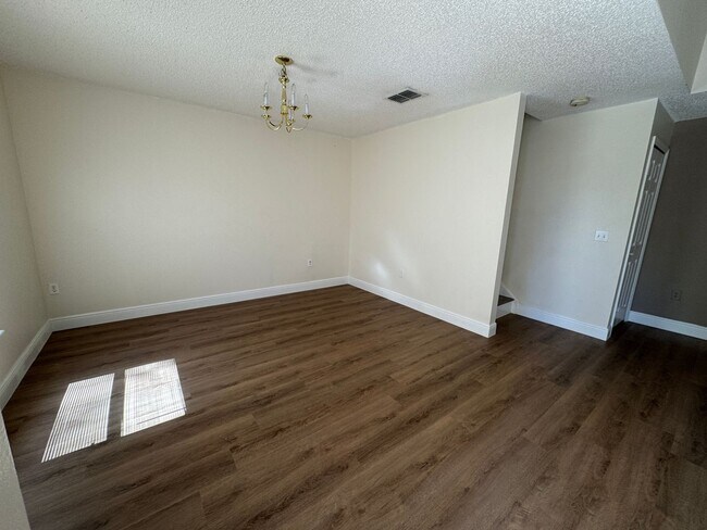 Building Photo - Spacious and Comfortable House for Lease