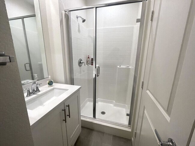 Building Photo - Modern Oceanside Townhome with Resort-Style Amenities
