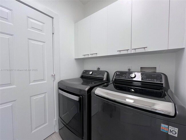 Building Photo - 725 NW 156th Ave
