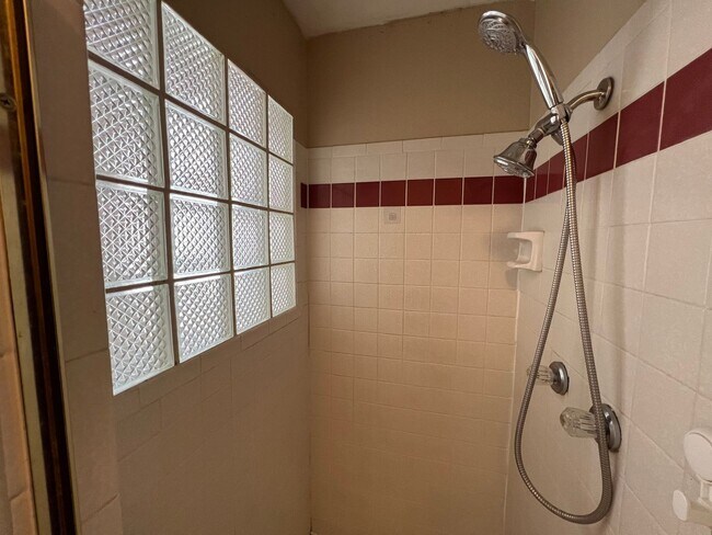 Building Photo - Incredible 4 bedroom, 2 1/2 bath home in East El Paso!!