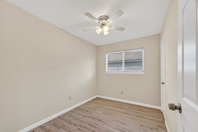 Building Photo - 13822 Northlake Dr