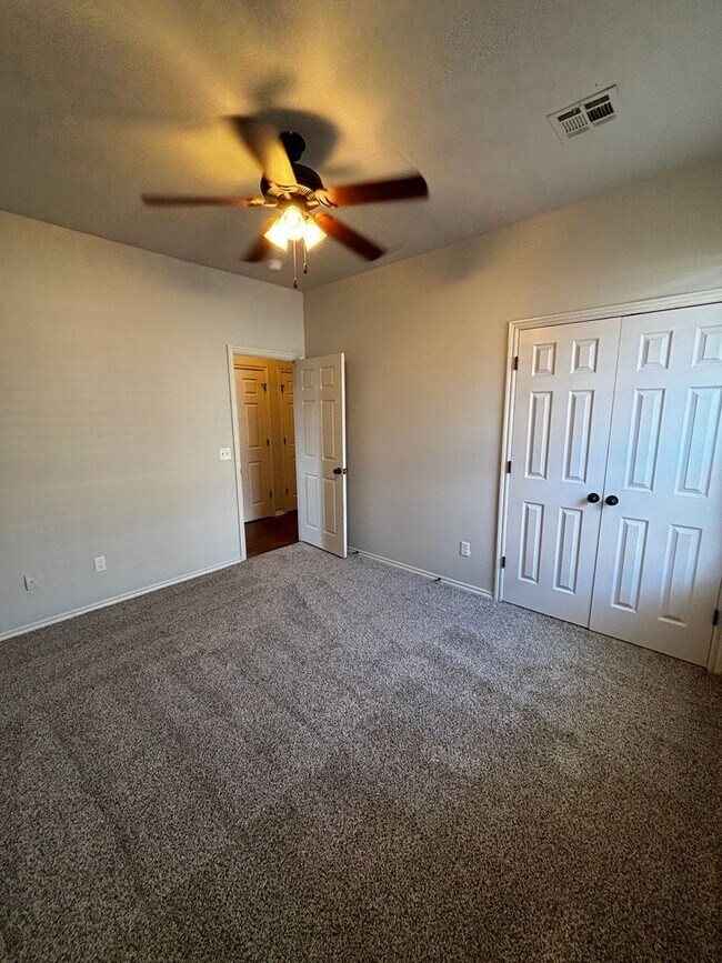 Building Photo - Move in Special!! 3BR 2BA duplex with 2 ca...