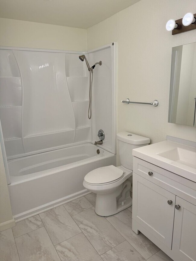 Building Photo - Updated 1 Bedroom 1 Bath Upper Unit Condo in Lynnwood $1500 month