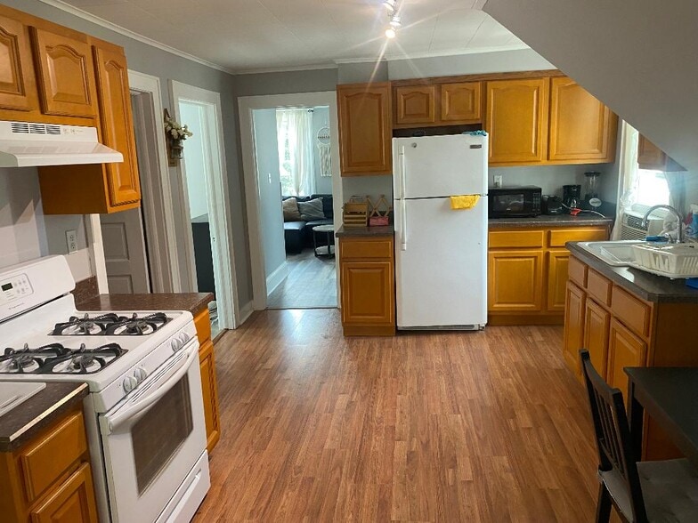 Modern Kitchen! - 8-08 Lake St