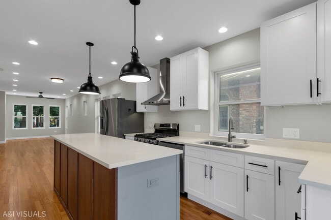 Building Photo - 5841 N Medina Ave