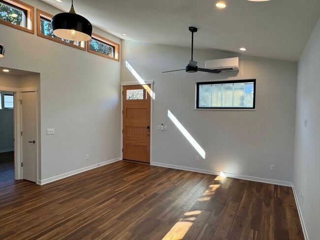 Building Photo - 1 Bedroom House in College Hill Area