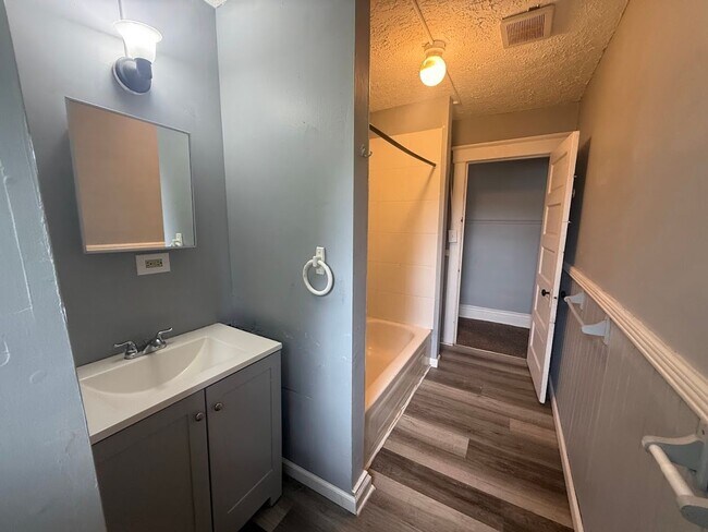 Building Photo - 812 Green Ave SW