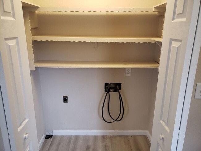 Building Photo - SPACIOUS 3 BEDROOM 2 BATH AVAILABLE NOW!!