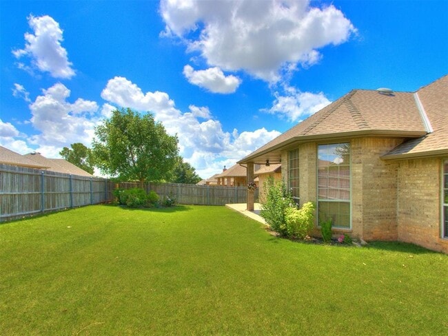 Building Photo - 16616 Hardwood Pl