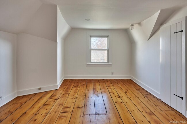 Building Photo - 16 Oak St