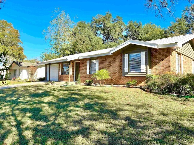 Building Photo - 901 Avenue E