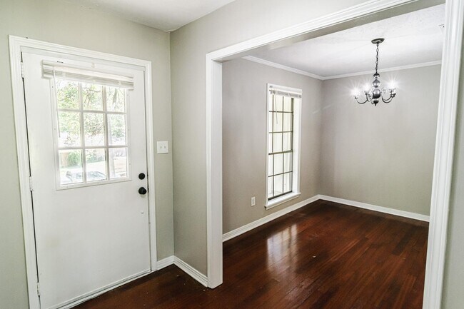 Building Photo - 703 Parker Dr