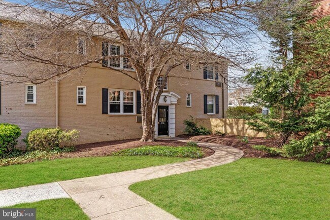 Building Photo - 216 N George Mason Dr