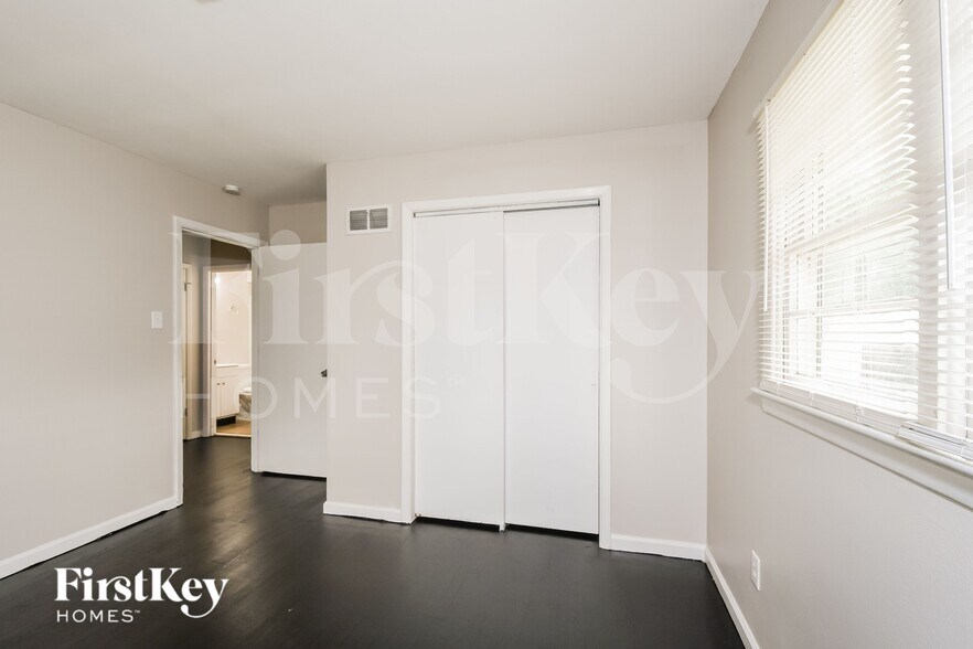 Building Photo - 665 Mark Twain Dr