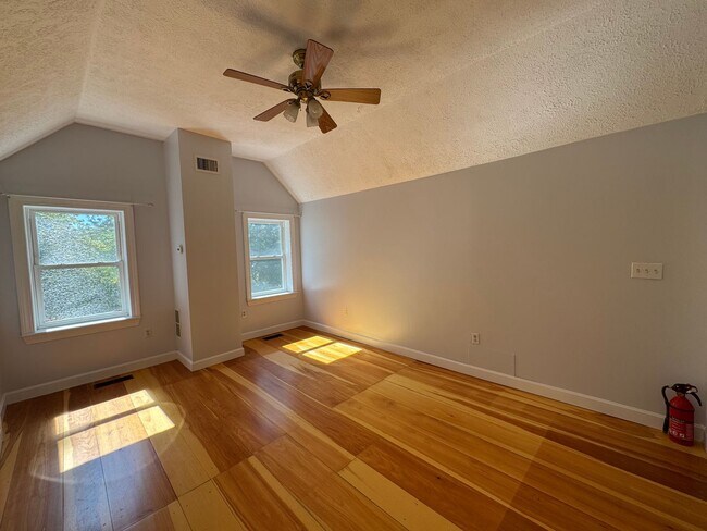 Building Photo - Spacious 4-Bedroom Townhouse with Garage &...