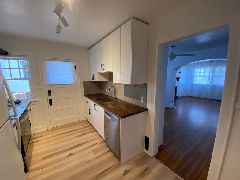 Building Photo - 1051 S 900 E