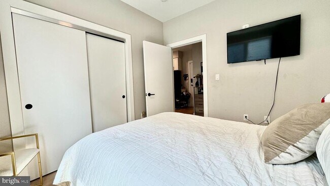 Building Photo - 1016 17th Pl NE