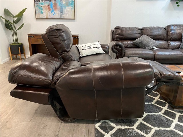 Building Photo - 723 N Quince Ave