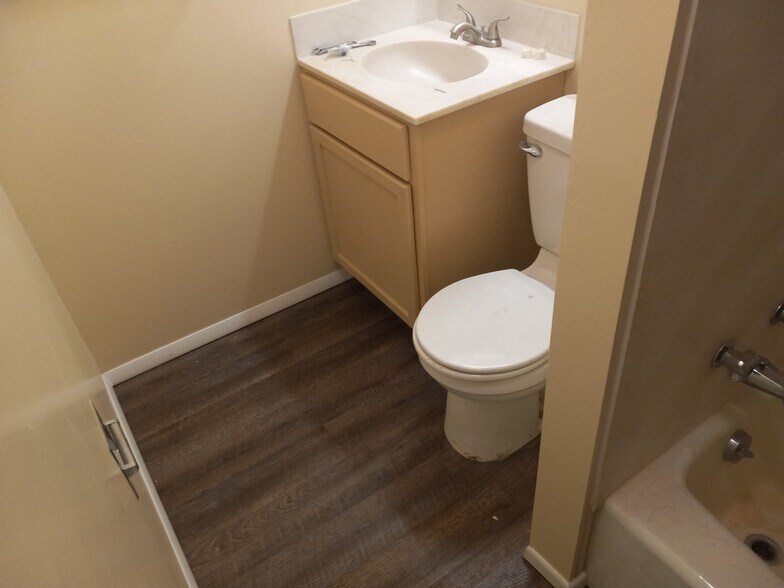 Building Photo - 3856 Longridge Dr