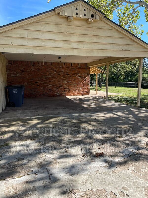 Building Photo - 5102 E 33rd St