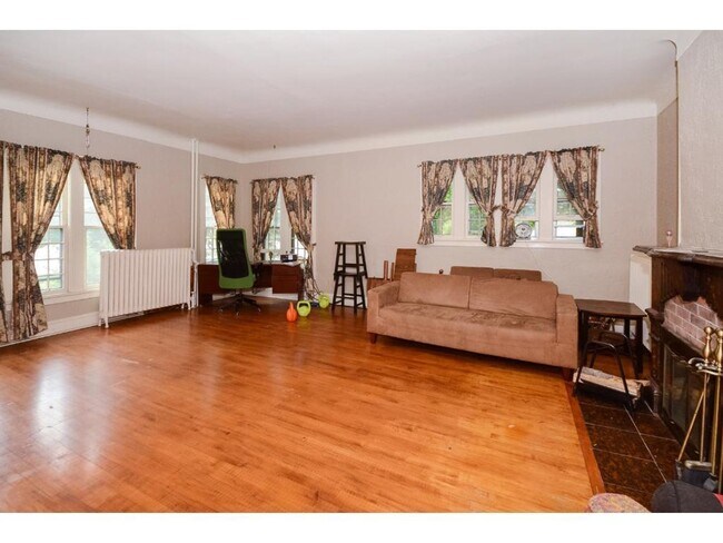 Building Photo - 116 Lexington Pkwy N