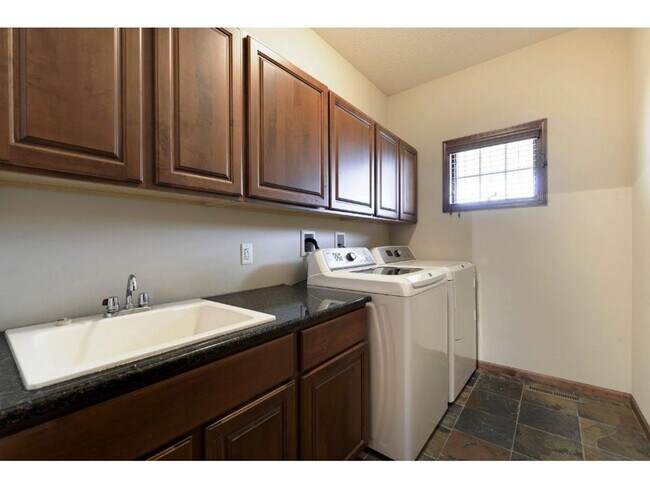 Building Photo - Woodbury, Stylish & Spacious Home Near Sho...