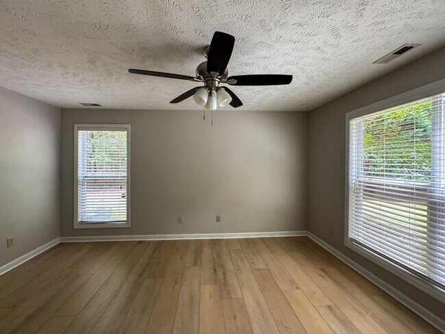 Building Photo - Cute 2 Bed 2 Bath Ground Level Condo with Community Pool
