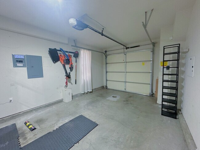 Building Photo - 3817 S Angeline St