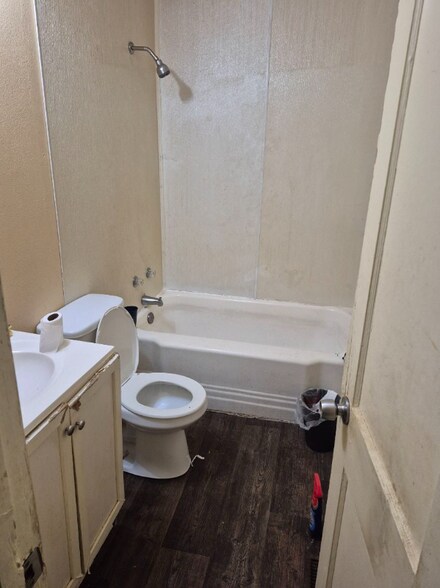 Building Photo - 5107 W 22nd St