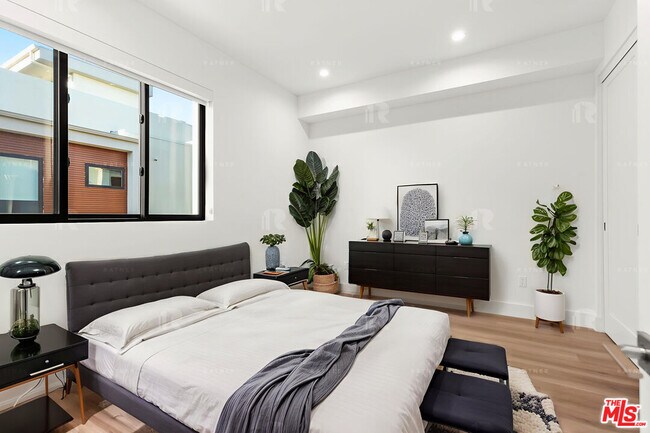 Building Photo - 1541 1/2 Hi Point St