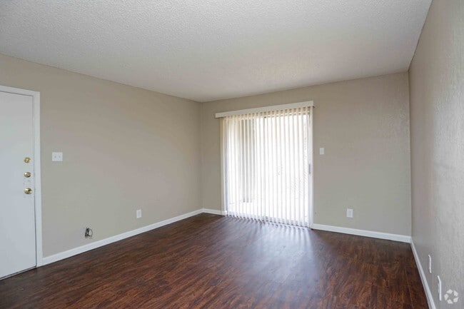 2BR,2BA - 930SF - LIVING ROOM - River Run