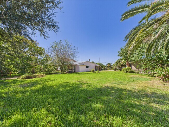 Building Photo - 713 6th St