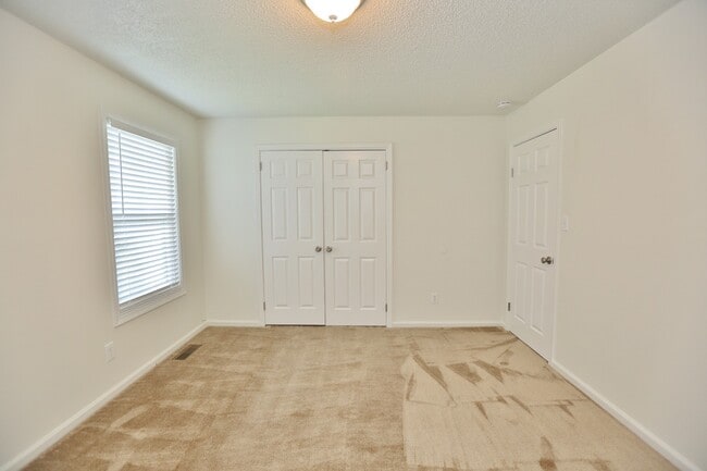 Building Photo - READY 11-03-25!! Completely Updated 2-Bedr...