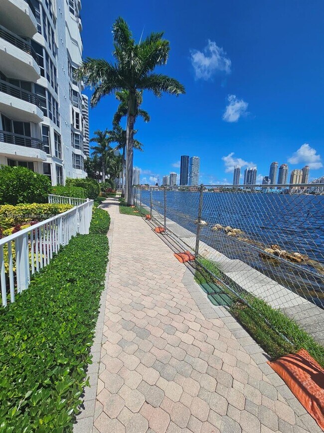 Building Photo - 3600 Mystic Pointe Dr