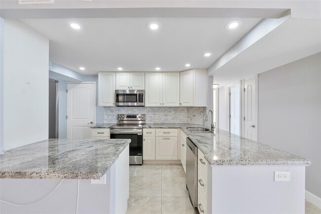 Building Photo - 405 N Ocean Blvd