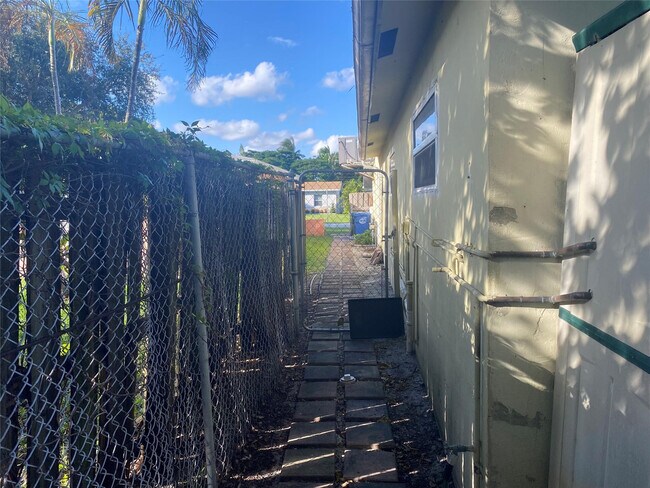 Building Photo - 536 NW 45th St