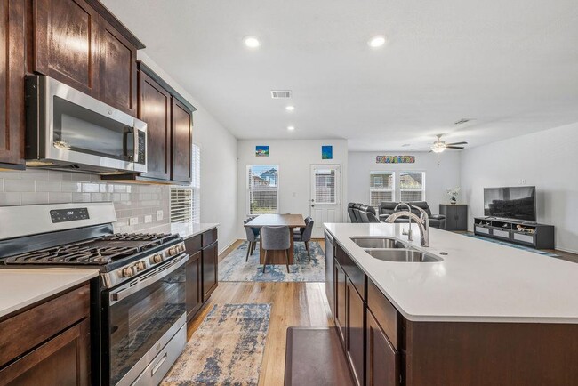 Building Photo - 1733 Catahoula Dr