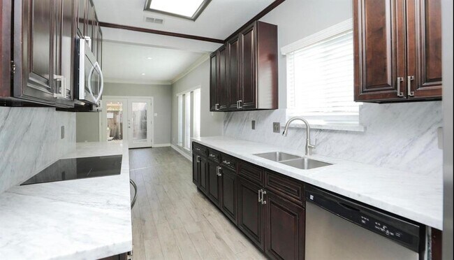 Building Photo - 9400 Doliver Dr
