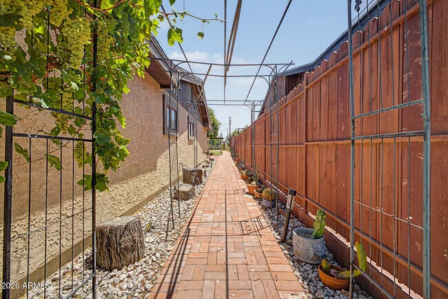Building Photo - 1221 E Mescal St