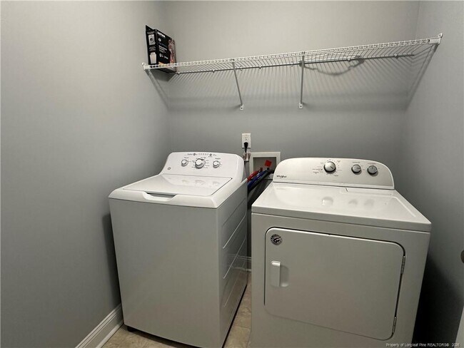 Building Photo - 2149 Heathcote Dr