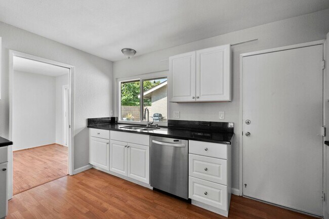 Building Photo - 1605 Carmel Cir E