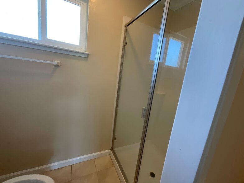 2nd Bathroom/shower stall - 1822 Roosevelt Ave