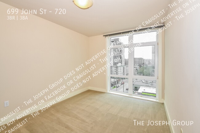 Building Photo - 699 John St