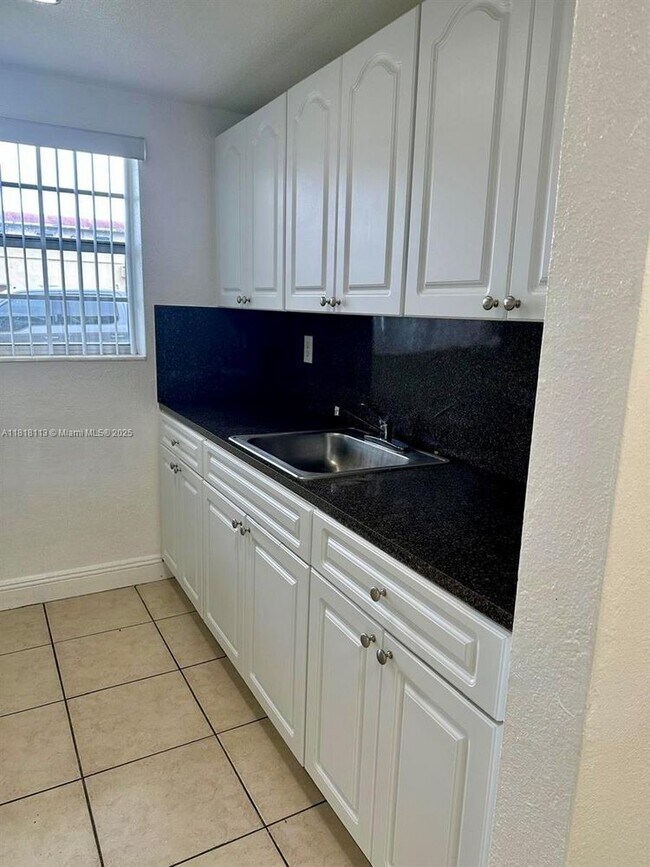 Building Photo - 3905 SW 78th Ct