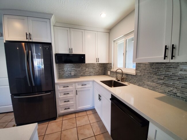 Building Photo - Remodeled 2 bedrom duplex centrally locate...