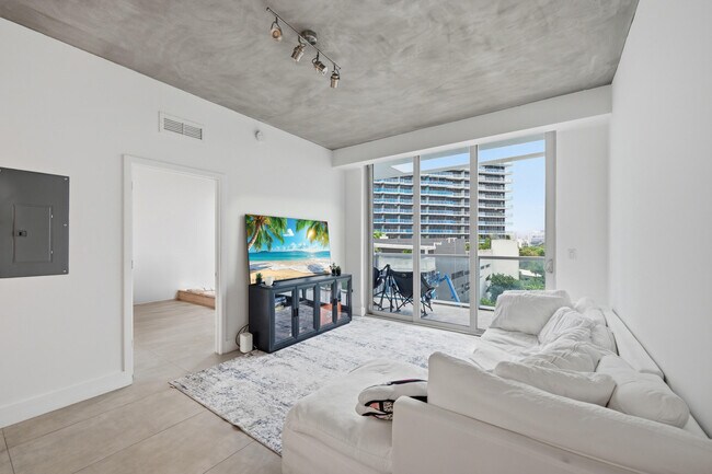 Building Photo - 13800 Highland Dr