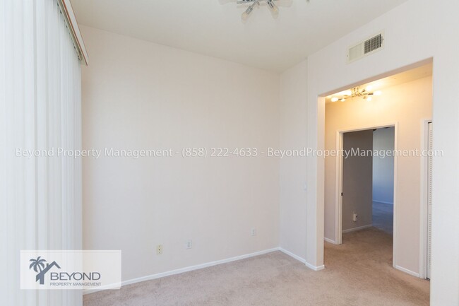 Building Photo - *** AMAZING 2 BD-2BTH CONDO W/ BONUS ROOM ...