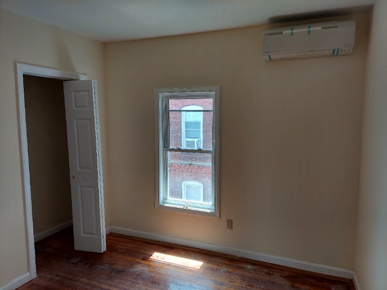 Building Photo - 76-76 New Park Ave