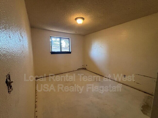 Building Photo - 4513 E Hollygreen Rd