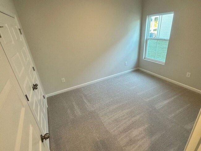 Building Photo - LOCATION, LOCATION, LOCATION! 10 Minutes f...